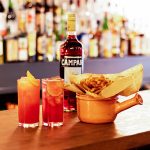 Bar de Florianópolis lança promoção de drinks clássicos com Campari