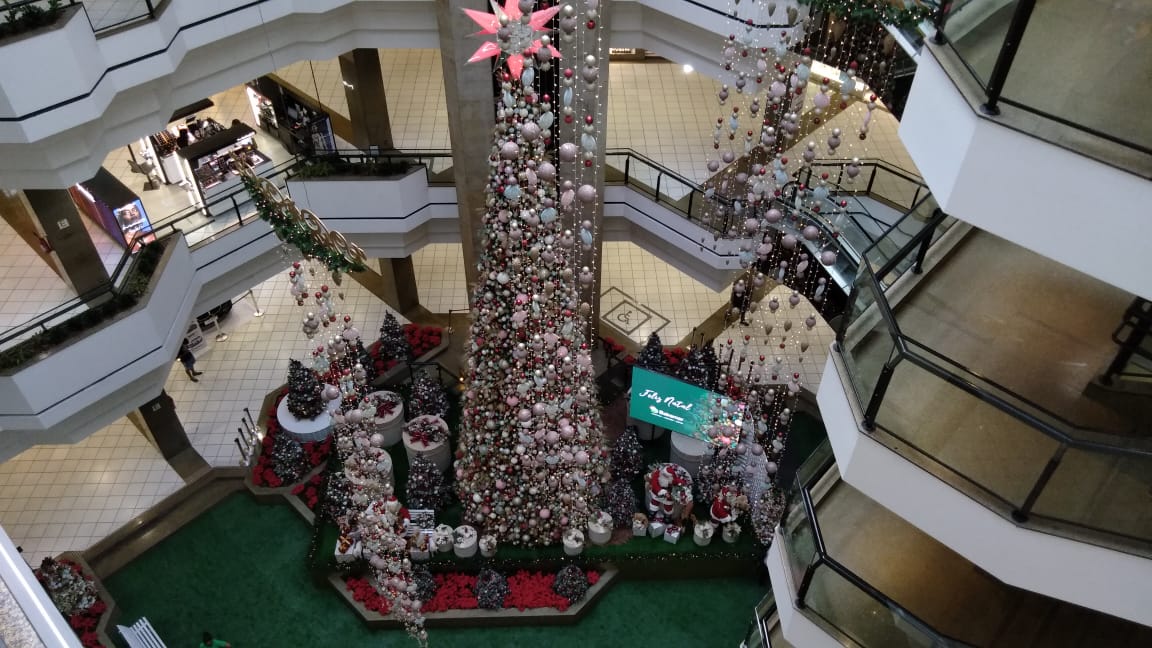 Beiramar Shopping de Florianópolis com decoração de Natal intimista
