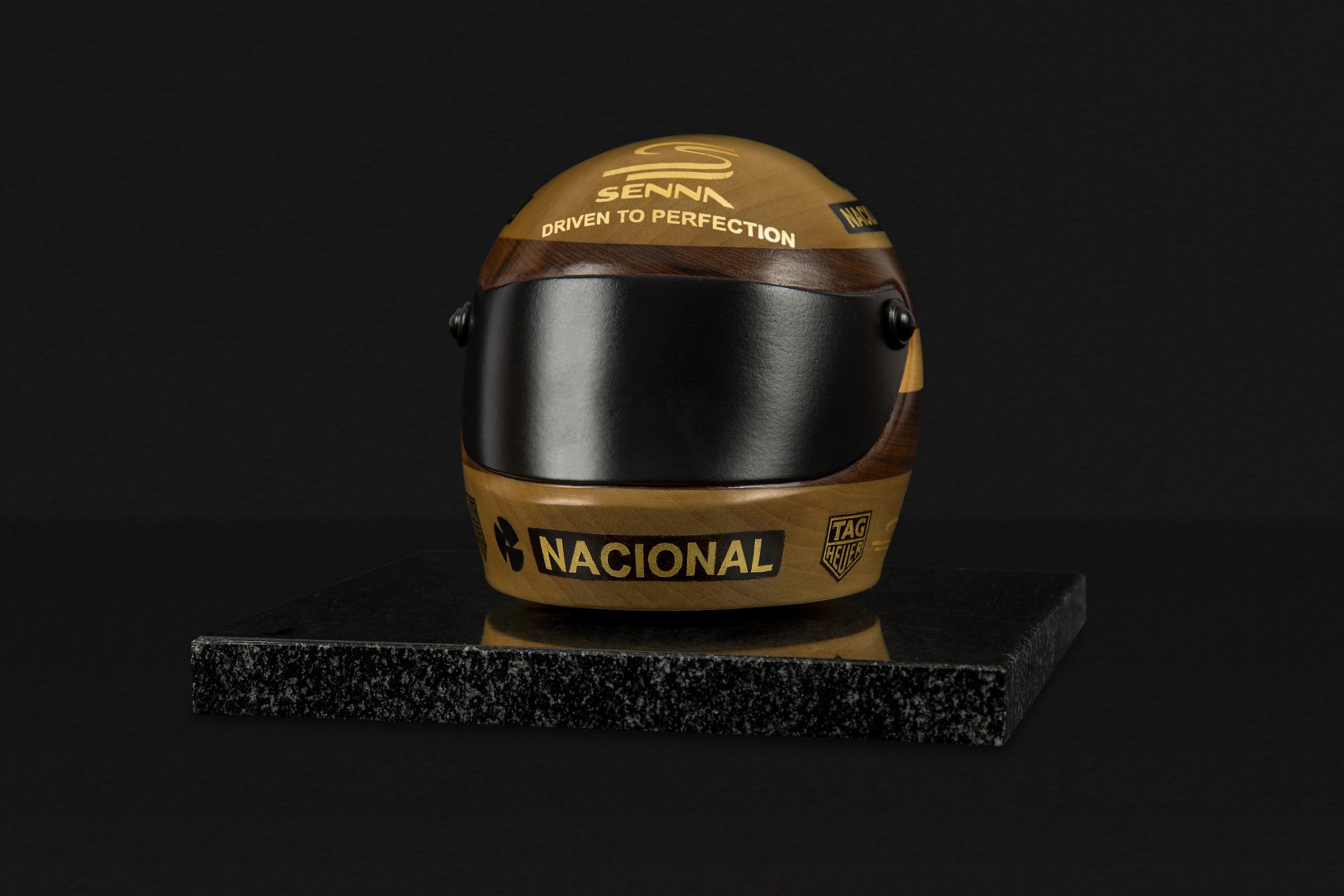 Artista lança capacete de Senna esculpido em madeira