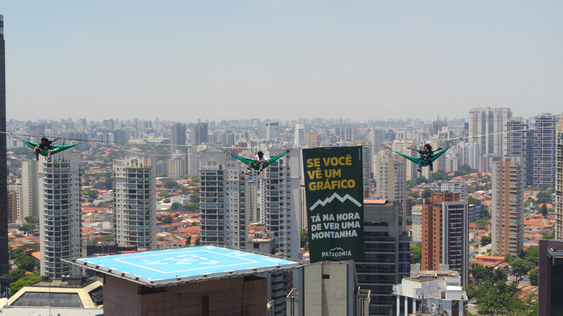 Atletas de highline fazem travessia entre prédios de São Paulo convocando as pessoas a irem às montanhas