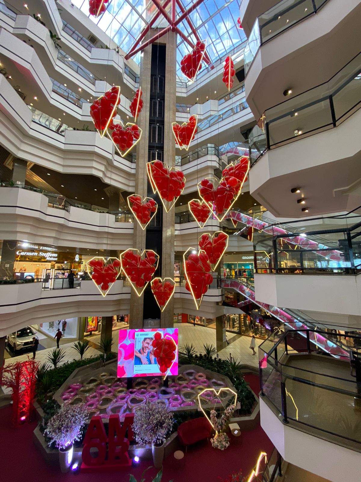 Beiramar Shopping de Florianópolis cria espaço instagramavel e concurso cultural para o Dia dos Namorados