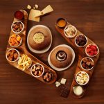 Outback apresenta seu novo fondue: mix com mais queijos e dois tipos de chocolate para combinar