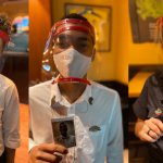 Outback coloca foto dos atendentes nos uniformes para mostrar sorrisos por trás das máscaras e manter proximidade com clientes