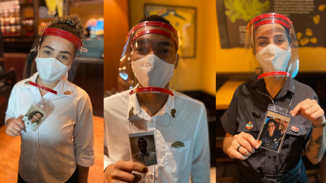 Outback coloca foto dos atendentes nos uniformes para mostrar sorrisos por trás das máscaras e manter proximidade com clientes