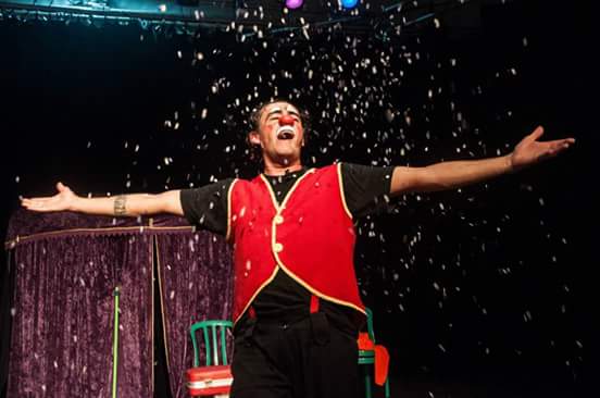 A magia do circo na programação de dezembro do Domingo com Teatro