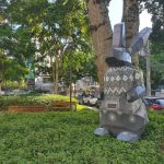 Coelhos ornados com rendas de bilro decoram três espaços públicos de Florianópolis